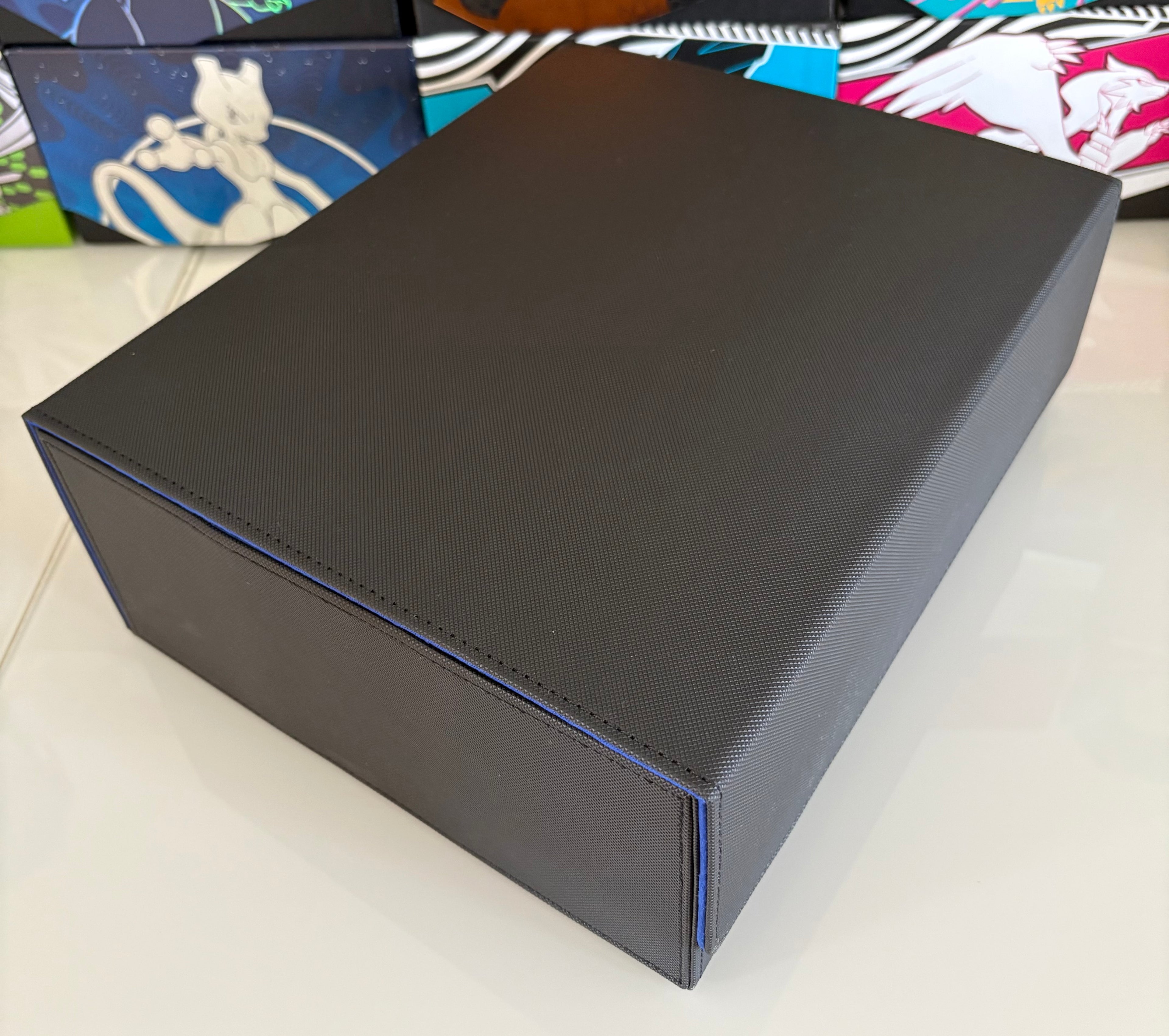 Pokemon Karten Aufbewahrungsbox für über 1800Karten in Schwarz & Blau